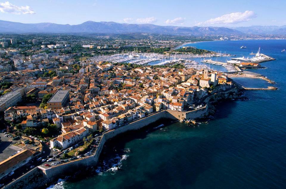 2 Bedroom Funky Apartment In The Heart Of The Old Town Of Antibes Exterior foto